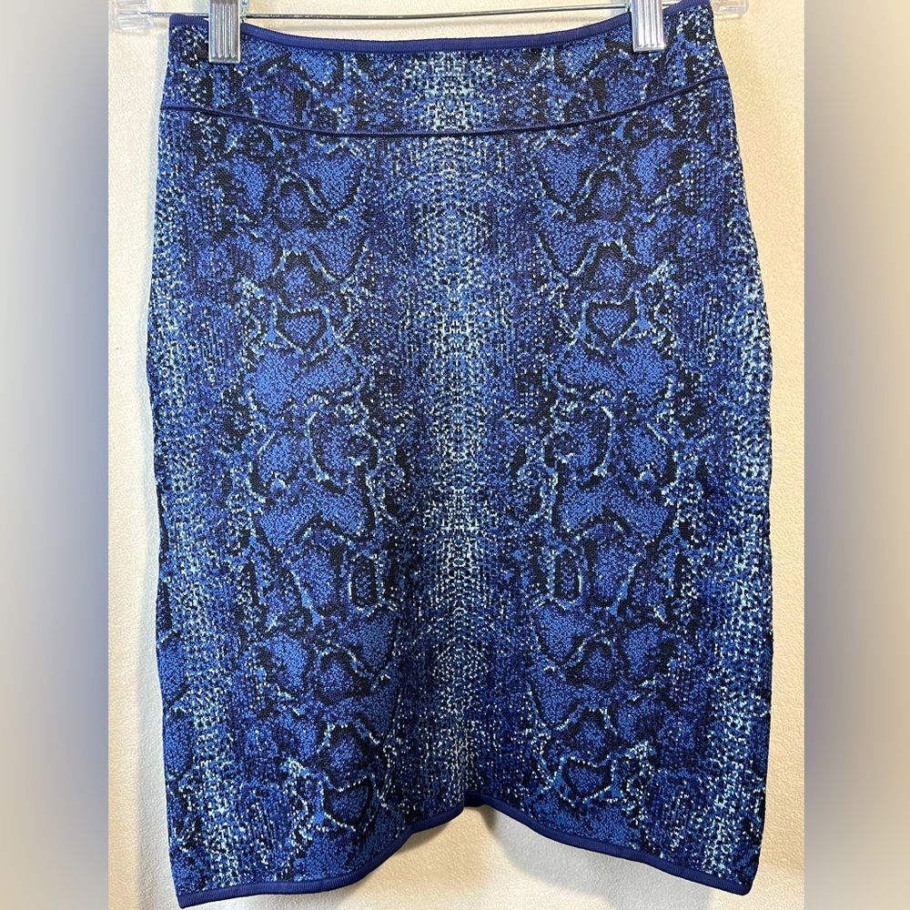 Chic Blue Snakeskin Print Pencil Skirt. Size Medium